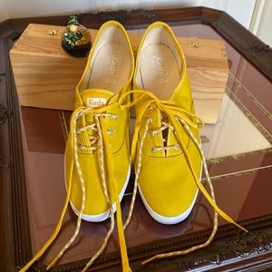 ❤️❤️KEDS bright yellowy gold size 9.5 lace up comfy sneakers with dream foam